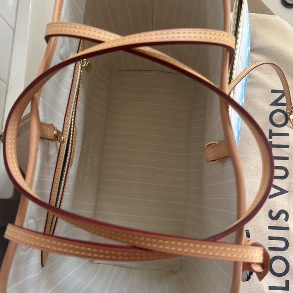 Brand new never used Louis Vuitton Blue and White Shoulder Bag Neverfull MM - Picture 3 of 15